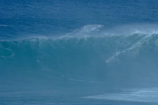 Fotografía deportiva. Las fauces se hinchan en el evento internacional de surf en Maui, Hawai 2021 Diciembre. —  Fotos de Stock