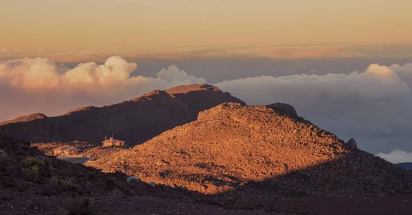ハワイ州マウイ島のハレアカラ火山からのパノラマのトップビュー — ストック写真