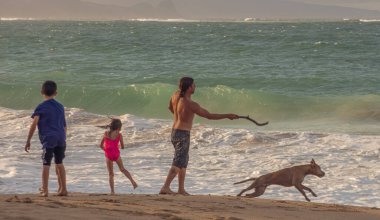 Sahildeki insanlar, Makena, Maui, Hawai 2022 'den alınan yaşam tarzı sahnesi, Ocak. 