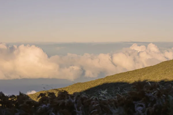 Vista panorámica desde el volcán Haleakala en Maui, Hawai — Foto de Stock