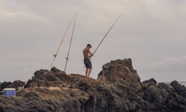 Makena sahilinden çekilen yaşam tarzı sahnesi, yerel halk balıkçılık, Maui, Hawai 2022, Ocak. 