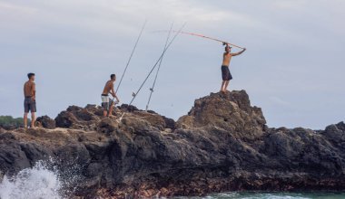 Makena sahilinden çekilen yaşam tarzı sahnesi, yerel halk balıkçılık, Maui, Hawai 2022, Ocak. 