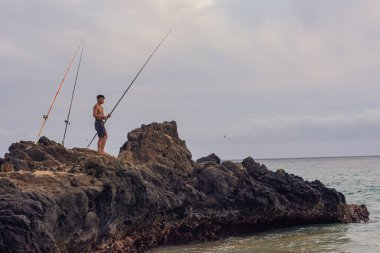 Makena sahilinden çekilen yaşam tarzı sahnesi, yerel halk balıkçılık, Maui, Hawai 2022, Ocak. 