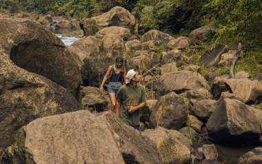 Hana, Maui, Hawaii 'deki kutsal şelalelere giden yol.