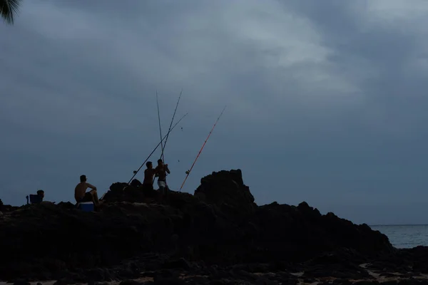 Life-Style-Szene vom Makena-Strand, Einheimische beim Angeln, Maui, Hawai 2022, Januar. — Stockfoto