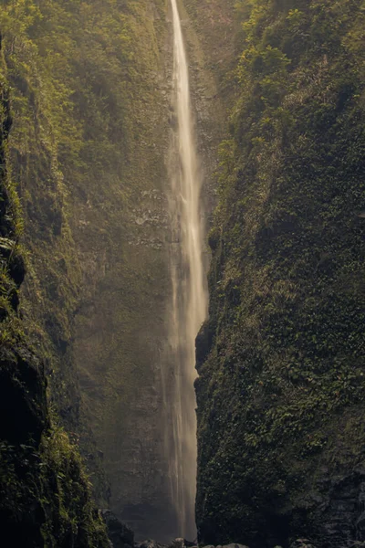 Trilha para cachoeiras sagradas no vale em Hana, Maui, Hawai — Fotografia de Stock