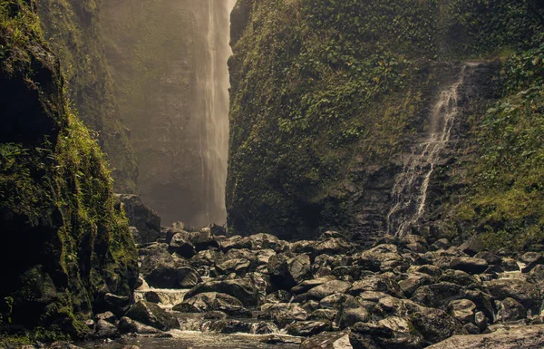 Trail to sacred waterfalls in the valley at hana, Maui, Hawai — Stock Photo, Image