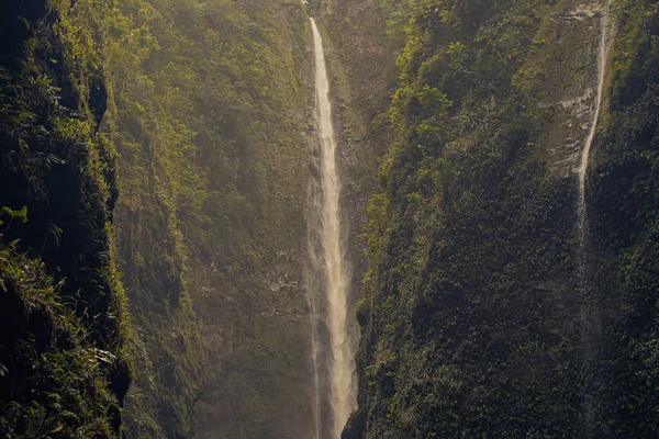 Trilha para cachoeiras sagradas no vale em Hana, Maui, Hawai — Fotografia de Stock