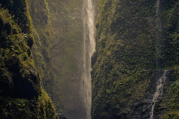 Trilha para cachoeiras sagradas no vale em Hana, Maui, Hawai — Fotografia de Stock