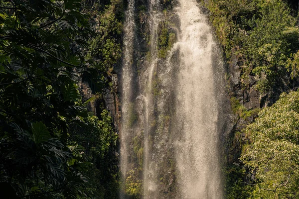 Sentiero alle cascate sacre nella valle di Hana, Maui, Hawai — Foto Stock