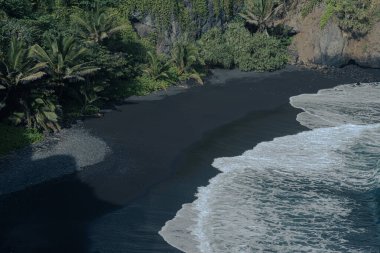 Maui 'deki kara kum plajı, Hana Yolu, Hawaii 2022