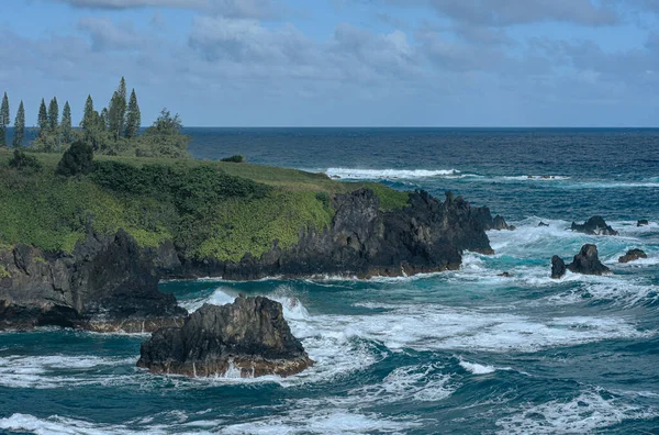 Plaża z czarnym piaskiem na Maui, Droga do Hany, Hawaje 2022 — Zdjęcie stockowe