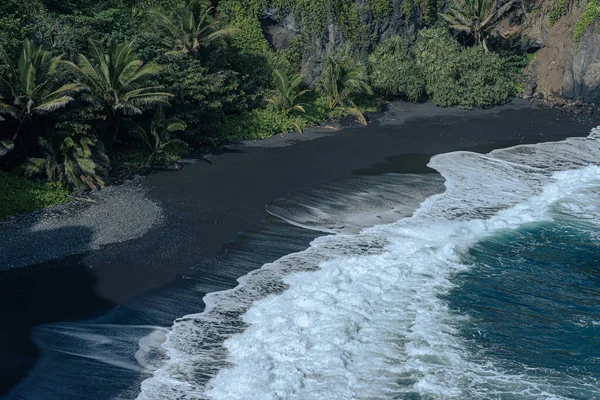 Praia de areia preta em Maui, Road to hana, Hawai 2022 — Fotografia de Stock