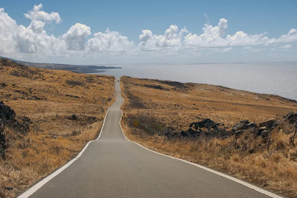 Longa estrada do deserto com o fim na praia em Kaupo, Maui, Hawai. — Fotografia de Stock