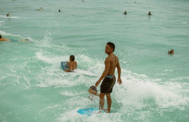 Oahu, Honolulu, Hawaii 'de sörf yapan insanların yayın içeriği. 