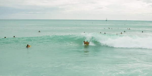 Conteúdo editorial de pessoas que navegam em Oahu, Honolulu, Hawai. — Fotografia de Stock