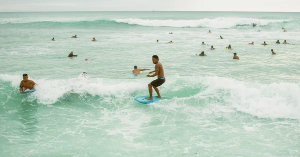 オアフ島、ホノルル、ハワイでサーフィンをしている人からの編集内容. — ストック写真