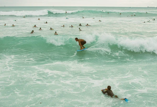 Redaktionellt innehåll från personer som surfar i Oahu, Honolulu, Hawai. — Stockfoto