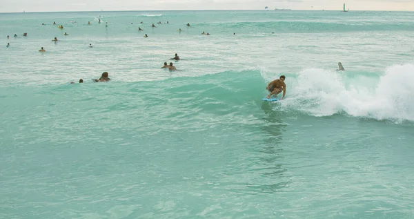 Contenido editorial de gente surfeando en Oahu, Honolulu, Hawai. —  Fotos de Stock