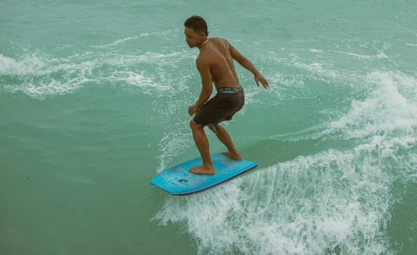 Conteúdo editorial de pessoas que navegam em Oahu, Honolulu, Hawai. — Fotografia de Stock