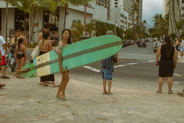 Redakční obsah od lidí surfujících na Oahu, Honolulu, Hawai. — Stock fotografie