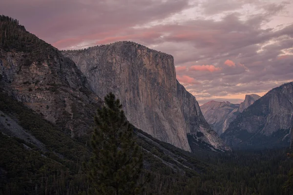美国加利福尼亚约塞米蒂国家公园的自动景观 高质量的照片 — 图库照片