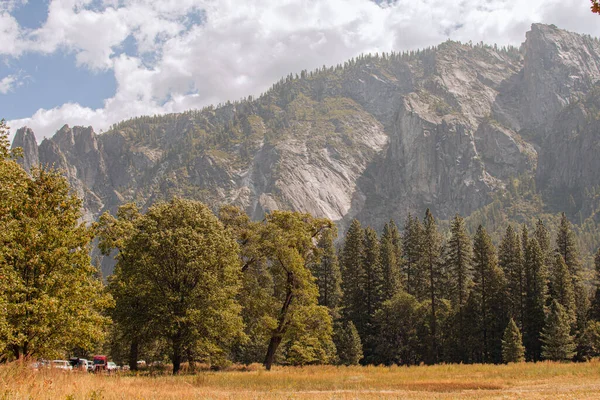 Paisagem natural outonal do Parque Nacional de Yosemite, Califórnia, Estados Unidos — Fotografia de Stock