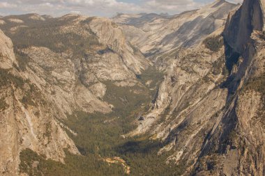Yosemite Ulusal Parkı, Kaliforniya, ABD 'den sonbahar doğal manzarası