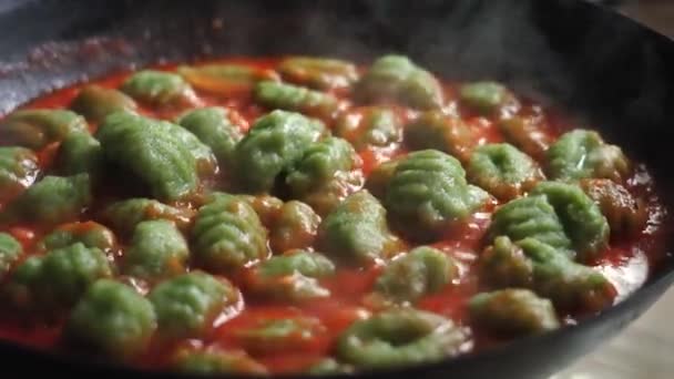Spinazie Gnocchi Met Tomatensaus Koken Een Hete Pan — Stockvideo