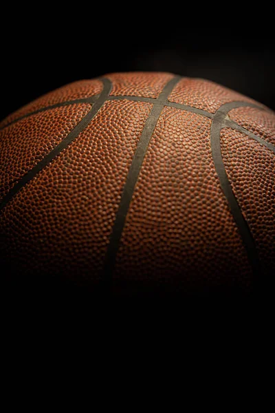 Siyah arka planı olan turuncu basketbol topunun ayrıntıları. Basketbol topuyla yapılan çekim izole edildi..
