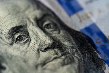 100 dolarlık banknotta Benjamin Franklin 'in yüzünün Macro fotoğrafı var..