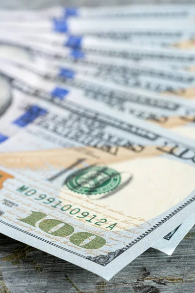 100 dolarlık banknotlar masanın üzerinde.