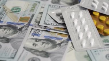 İlaç kabarıklığı olan 100 dolarlık banknotlar. Para ve ilaç endüstrisi arasındaki ilişkiye dair fikir.