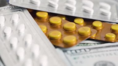 İlaç kabarıklığı olan 100 dolarlık banknotlar. Para ve ilaç endüstrisi arasındaki ilişkiye dair fikir.