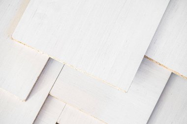 Mutfak mobilya fabrikasında beyaz melamin yığını