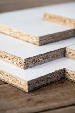 Mutfak mobilya fabrikasında beyaz melamin yığını