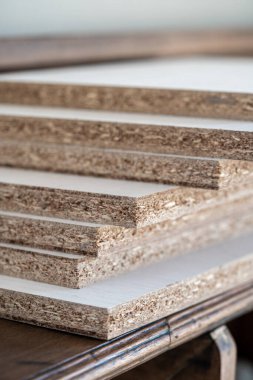 Mutfak mobilya fabrikasında beyaz melamin yığını