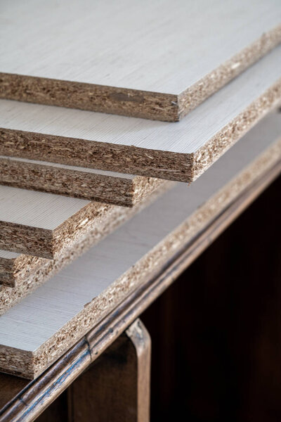 Стек белого меламина на фабрике кухонной мебели
