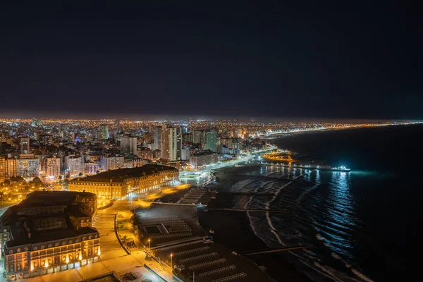 Mar del Plata şehrindeki Havana binasının 38. katının görüntüsü. Hotel Provincial ve Beach 'in gece manzarası.