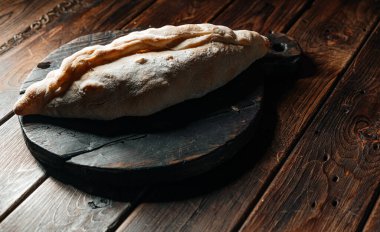 Tahta masada servis edilen taze, lezzetli Adjarian khachapuris. Metin için boşluk