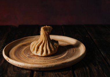 Tabakta kızarmış khinkali. Gürcistan mutfağı