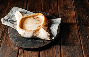 Khachapuri, peynirli, yumurta sarısı ve tereyağlı geleneksel bir Gürcü ekmeğidir. Gürcistan ekmeği