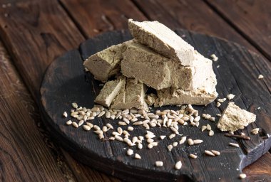 Karanlık bir arka planda çekirdekleri olan ayçiçeği halkası. Çekirdekten yapılma.