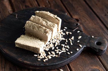 Karanlık bir arka planda çekirdekleri olan ayçiçeği halkası. Çekirdekten yapılma.