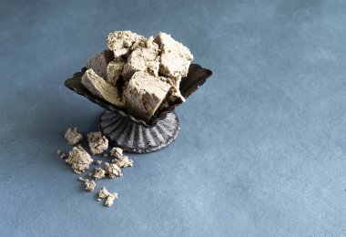 Bir tabakta ayçekirdeği halkası. Gri arkaplanda Türk halvasının geleneksel tatlılığı
