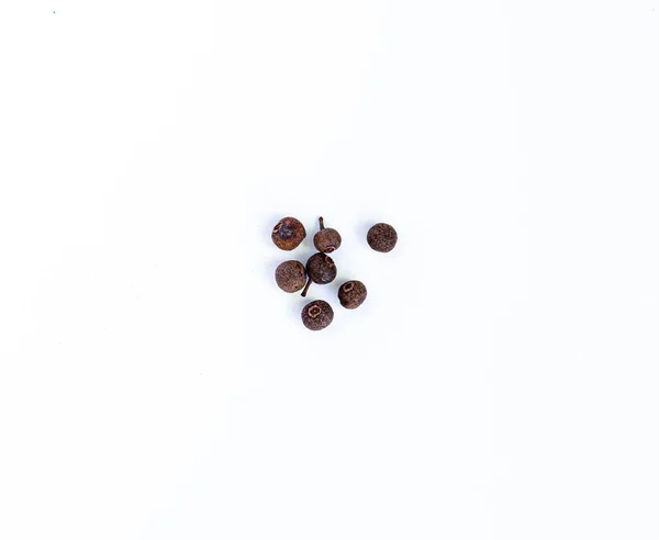 Pimenta preta em um fundo branco. Especiarias, temperos — Fotografia de Stock
