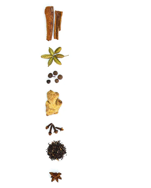 Zutaten für indischen Masala-Tee auf weißem Hintergrund — Stockfoto