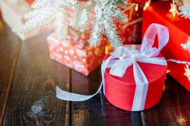 Noel hediye kutuları ağacın altında, ahşap zeminde..