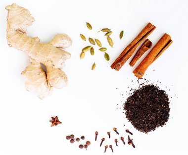 Beyaz arka planda Hint masala çayı için malzemeler