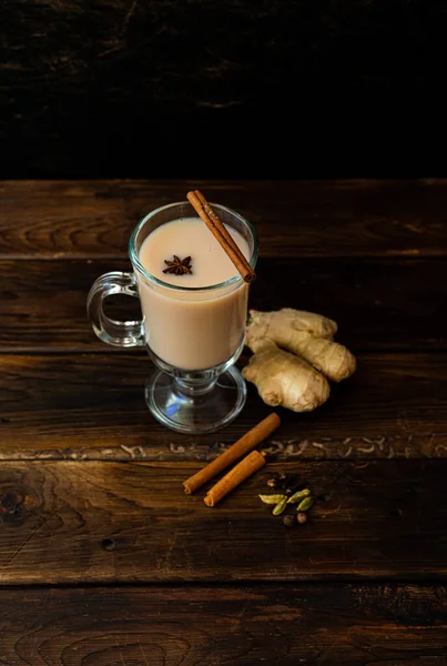 Bebida tradicional india chai masala. Sobre una vieja mesa rústica de madera. —  Fotos de Stock